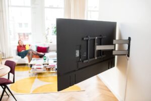 ELITE_Full_Motion_Plus_Ambiance_Image_KeyVisual_Watching_TV